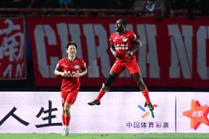 足球報(bào)：阿奇姆彭收到河南隊(duì)續(xù)約合同，有望迎來效力的第三個(gè)賽季