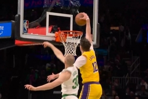 生猛！拉拉維亞搶斷反擊一條龍 起飛滑翔單臂劈扣