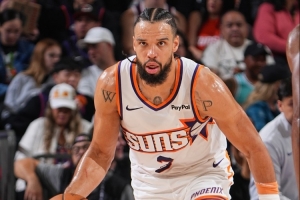 苦苦硬扛老東家！狄龍上半場(chǎng)15中8得18分1板3助 得分全隊(duì)最高