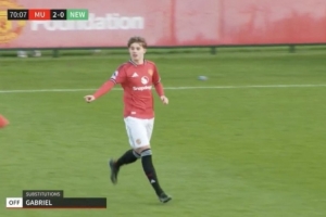 卡里克之子、15歲的杰西·卡里克在聯(lián)賽替補(bǔ)登場 完成曼聯(lián)U18首秀