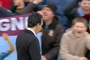 維拉讀秒絕殺阿森納，主帥埃梅里場邊同維拉球迷一起慶祝