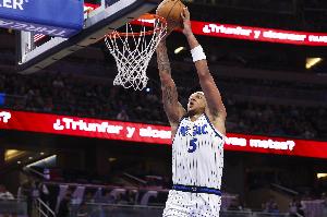 復(fù)出狀態(tài)不錯(cuò)！班凱羅半場(chǎng)出戰(zhàn)11分鐘 5投3中得到7分2籃板1助攻