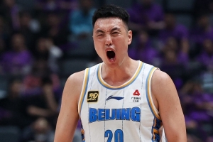 簡直炸裂！翟曉川三節(jié)戰(zhàn)罷9投8中&三分5中4 砍下21分