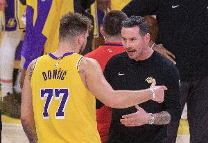 武圣：JJ&東里真是白人力量 若小里落選全明星那只是因?yàn)檎握_