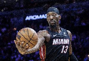 戰(zhàn)術(shù)沒(méi)打出來(lái)！熱火絕殺一擊變阿德巴約持球干拔三分 皮球三不沾