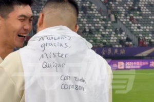 有情有義！王剛賽后身披T恤致謝前任主帥塞蒂恩