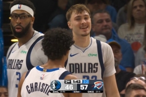 弗拉格空切準(zhǔn)備單臂炸扣被亞歷山大犯規(guī) 后者上半場已經(jīng)3犯了