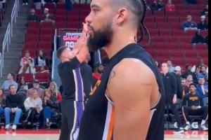 首節(jié)14分！狄龍賽前熱身目不轉(zhuǎn)睛緊盯火箭方向 晃頭松肩挑戰(zhàn)狀態(tài)