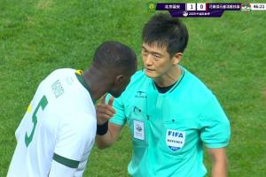 如何評價？韓國主裁半場出示3張黃牌，回看VAR改判點(diǎn)球