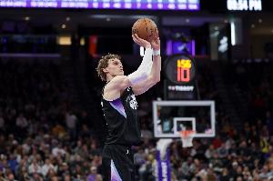 今天不準！馬爾卡寧半場11中3&三分6中2拿到10分7板 正負值-21