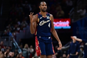 填滿數(shù)據(jù)欄！莫布里19投8中&罰球2中2 得到18分10板1助1斷1帽