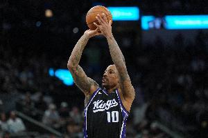 躺贏很爽！德羅贊11中6得13分6板6助2斷 隊(duì)友拉文42分