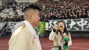 電梯沖突已經(jīng)翻篇！國安球迷展現(xiàn)大氣風度，叫王剛一同捧杯慶祝