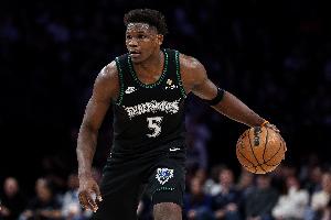 愛德華茲上半場(chǎng)5中3&6罰6中拿到12+3+3+2 出現(xiàn)4次失誤&正負(fù)值-14