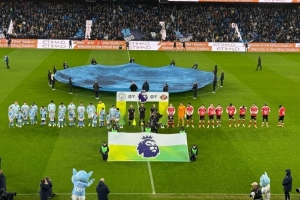 記者：陳濤昨天現(xiàn)場(chǎng)觀戰(zhàn)曼城，明天與城市集團(tuán)總部的同事見(jiàn)面