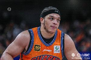 游刃有余！洛夫頓10中5拿到19分5板4助 正負(fù)值+17