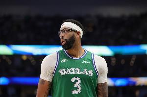 攻防俱佳！濃眉搶斷反擊扣籃&籃下大帽