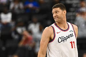 還是有貢獻(xiàn)的！大洛貼防蘭德爾到籃下送出遮天大帽