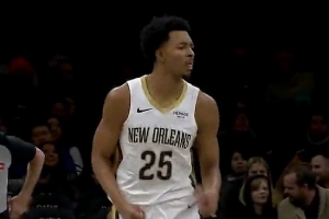 之前沒見你這么能扣！奎因搶斷鵜鶘反擊 墨菲跟進(jìn)單臂滑翔戰(zhàn)斧！