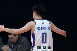 轅門射戟！林庭謙中場搶投超遠(yuǎn)三分 球壓哨鉆進(jìn)網(wǎng)窩