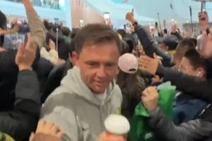 人山人海！北京國安足協(xié)杯奪冠返京，球迷機場齊唱隊歌燃爆現(xiàn)場