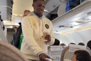 京媒：國安全隊從上海乘機(jī)返回北京，很多球迷特意更改行程