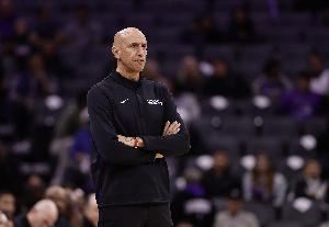 解說(shuō)：國(guó)王真的想贏 前幾年面包打造的球隊(duì)被管理層霍霍成這樣