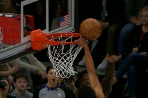 這不是干擾球？桑德斯單臂砸扣脫手拽筐球仍進(jìn)