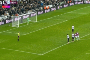 VAR介入判點(diǎn)！戈登上半場補(bǔ)時(shí)點(diǎn)球破門，紐卡半場2-0領(lǐng)先伯恩利