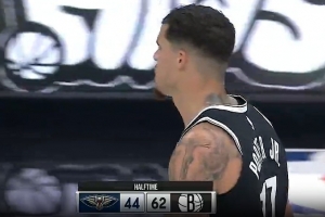 刷屏了！小邁克爾·波特強(qiáng)勢(shì)單打 突破籃下轉(zhuǎn)身高弧度中投壓哨！