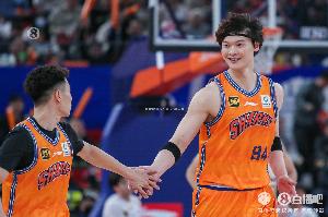 出手不多很高效！王哲林5中5拿到18分7板1助2斷1帽