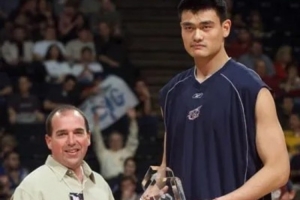 二十多年過(guò)去了，他還在前面給中國(guó)籃球指路