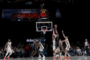 值得表揚！沃爾夫背運后虛晃 一打二罰球線強投壓哨命中但先超時