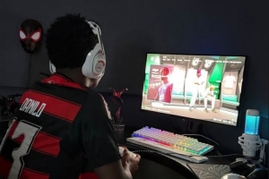 維尼修斯社媒曬打游戲照片，身穿達尼洛13號弗拉門戈球衣