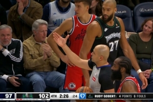 塔被推了！戈貝爾再被吹犯規(guī) 累計(jì)6犯離場(chǎng)&康利替補(bǔ)上場(chǎng)