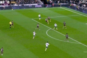 這沒進??？薩爾禁區(qū)內無人盯防得球，調整過多打門被撲錯失良機！