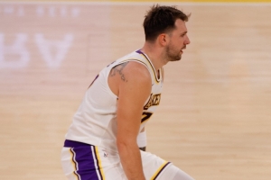 單扛球隊(duì)進(jìn)攻！東契奇半場14中6得19分8板5助1蓋帽