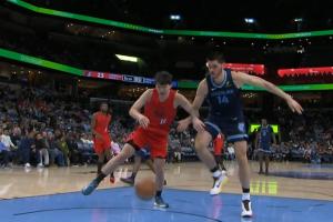 球沒拿穩(wěn)！楊瀚森搶籃板被埃迪掏掉 隨后又被砸到身上出界