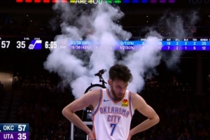 來點兒氣氛！切特快攻輕扣 籃筐上的煙霧機啟動致比賽暫停