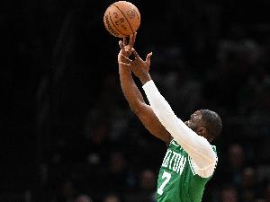 瀟灑！杰倫·布朗晃飛斯科蒂·巴恩斯 中投命中率隊(duì)打出8-0攻擊波