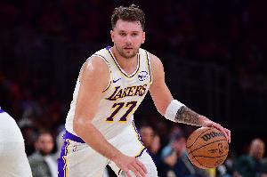 77打77！東契奇強(qiáng)攻埃奇庫姆 遭遇馬克西協(xié)防大帽