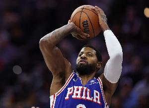 攻守兼?zhèn)洌”Ａ_·喬治半場5中2拿到7分4板2斷 正負(fù)值+5