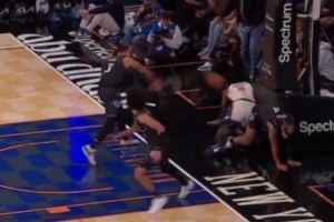 這是在干啥？貝恩拿球暴力砸向已倒地的阿努諾比 裁判給了魔術(shù)球