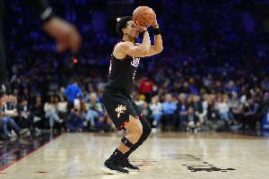 效率挺高！麥凱恩半場出場9分鐘5投3中拿到8分 其中三分4中2