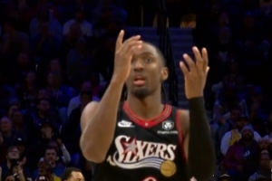 又快又強(qiáng)！馬克西快速反擊+對抗急停后仰中投 打停湖人！