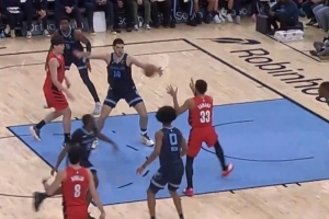 美媒：楊瀚森的助攻很漂亮 他的組織能力在夏聯(lián)就已展現(xiàn)無疑