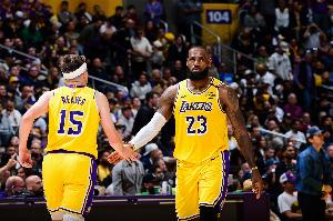 二人轉(zhuǎn)！里夫斯送擊地妙傳 詹姆斯接球順下輕松上籃