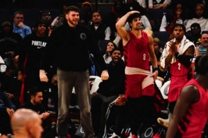 克林根等隊友興奮慶祝！開拓者官推曬楊瀚森轉(zhuǎn)身過埃迪暴扣