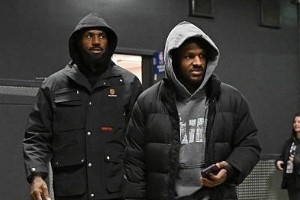 詹東回歸！湖人官推曬賽前入場照：上班時間到