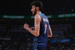 攻防一體！霍姆格倫半場11中8高效砍16分5板1助1帽 得分全隊最高